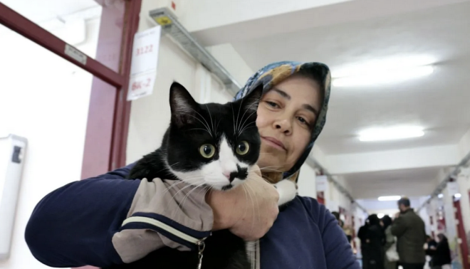 Konya'da bir semen, oy kullanmaya kedisiyle birlikte geldi.