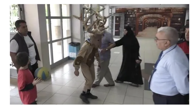 Bahtiyar Keskin, geirildii kontrollerin ardndan ieri alnrken kafasndaki boynuzlu baln kartp oyunu kulland.