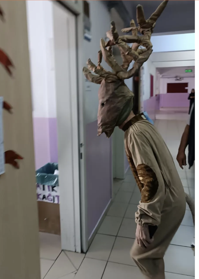 Siyasilerin krc szlerden saknmas gerektiini ifade etmek ve farkndalk yaratmak iin byle bir kostmle oy kullanmaya geldiini belirten Keskin, siyaset iin kavga dv yaplmamas gerektiini syledi.