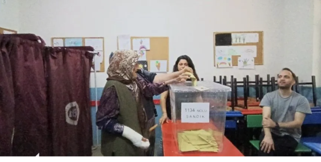 Gaziantep' in slahiye ilesinde yaayan 113 yandaki Fatma Tra, bir kolundaki alyla sanda giderek Cumhurbakan Seimi ikinci oylamas iin oyunu kulland.