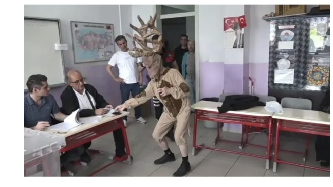 Bursa'da tiyatro oyuncusu Bahtiyar Keskin, geyik kostm giyerek oy kullanmaya geldi.