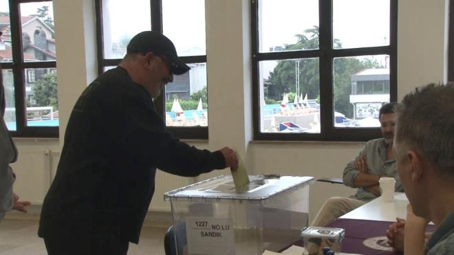 CEM YILMAZ    Komedyen Cem Ylmaz, TSYD stanbul Topkap niversitesi?ne gelerek oyunu kulland. Oy kullanm ncesinde sandk grevlileri ile nl komedyen arasnda renkli diyaloglar yaand.    Oyunu kullanan nl komedyen, sandk grevlilerine 'kolay gelsin' dileklerinde bulundu. Basn mensuplarnn sorularn cevapsz brakan Ylmaz, oy kullanmaya gelen vatandalarla fotoraf ekildi. O esnada Ylmaz?n genlerden ?100 TL para? istemesi glmelere neden oldu.