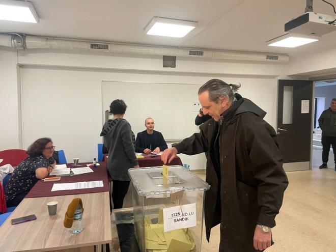 OZAN GVEN    nl oyuncu Ozan Gven, Cumhurbakanl seimleri iin oyunu kullanmak zere Topkap niversitesi TSYD Yerlekesi'ne geldi. Gven, oyunu 1225 nolu sandkta kulland. Gven, "Hayatnz ok zor bu kadar kalabalkla" diyen bir vatandaa, "Hepiniz ahitsiniz oyumu kullandm" eklinde cevap verdi. Gven, daha sonra "Hayrl olsun inallah." diyerek okuldan ayrld.