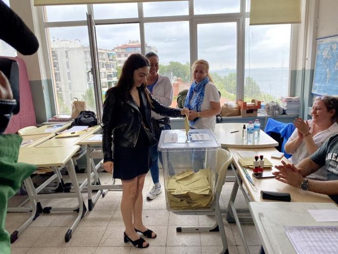 lkeme byle bir dlle gelmek ok byk gurur verici, ok mutluyum. ok nemli duygular ierisindeyim, benim iin byle eyler ok nemli, heyecandan konuamyorum bile, ok teekkr ederim." dedi.