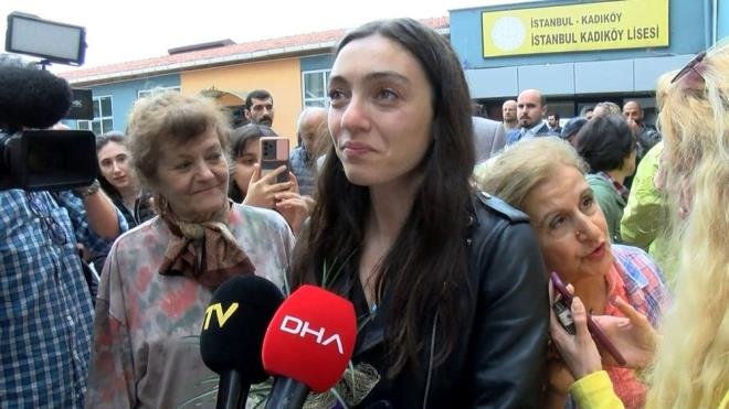 MERVE DZDAR    Fransa'da dzenlenen 76'nc Cannes Film Festivali'nde Nuri Bilge Ceylan'n ynettii "Kuru Otlar stne" filminde rol alan Merve Dizdar, "En yi Kadn Oyuncu"  dlnn sahibi oldu. Dizdar, Cumhurbakanl 2. Tur seimi iin oyunu Kadky Lisesi'nde kulland.