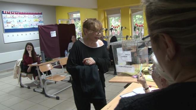 Daha sonra kabine girip oyunu kullanan Aksu kta yine hayranlarnn istei zerine onlarla hatra fotoraf ektirdi.    Okulun k kapsnda Beykoz Belediye Bakan Murat Aydn ile karlaan Aksu, bakan Aydn ile kk bir sohbet gerekletirdi.