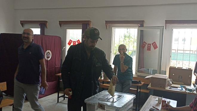 NEJAT LER    Oyuncu Nejat ler de Gmlk Mahallesi'nde bulunan Kemal Durmaz lkretim Okulu'nda oyunu kulland. Bodrum'da yaayan ler, komularyla da bir sre sohbet edip, okuldan ayrld.