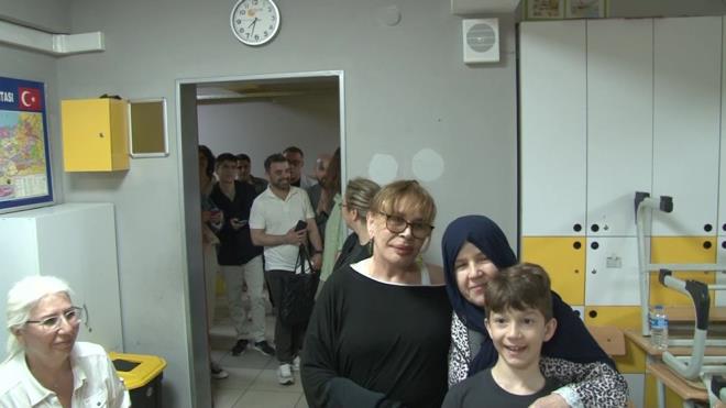 SEZEN AKSU    Sanat Sezen Aksu, Cumhurbakanl seimleri iin oyunu Beykoz?daki Sedat Simavi Ortaokulunda kulland.    Aksu sabah 08.20 sralarnda oyunu kullanmak iin Beykoz?da bulunan Sedat Simavi Ortaokuluna geldi. Okula geldii ve sanda gittii sre zarf iinde Aksu hayranlarn krmayarak onlarla hatra fotoraf ektirdi.