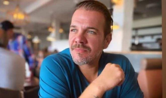 Yaprak Dkm dizisindeki Ouz rolyle hafzalara kaznan Tolga Karel, yllar nce Trkiye'den ABD'ye tand. Orada evlenen ve 3 ocuu daha dnyaya gelen oyuncu Karel, CHP yanls gazeteci Uur Dndar'n provokatif tweetllerinde bahsetttii 'Erdoan'n oyu %20'yi geemez'  szlerine seim zaferiyle yant verdi.