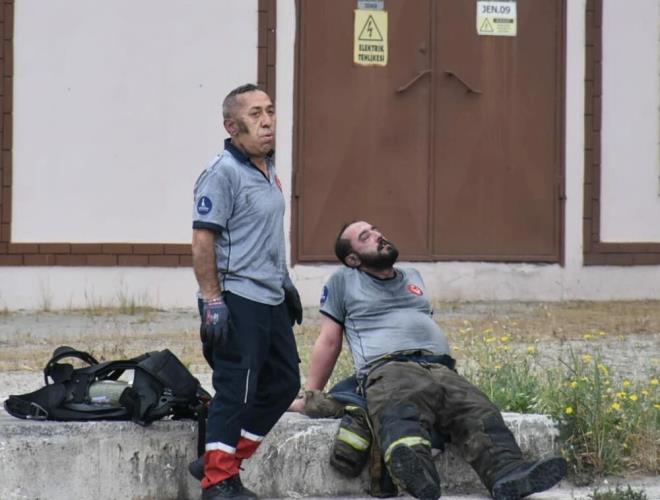 Tnelde mahsur kalan ve dumandan etkilenen 2'si ocuk 32 kii ile olaya mdahale ederken dumandan etkilenen itfaiye, gvenlik ve salk ekiplerinden 6 kii ambulanslarla evredeki hastanelere kaldrld.