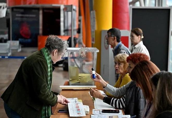 SANDIK GREVLS CRET NASIL ALINACAK?    Sandk grevli cretleri getiimiz yllarda yaplan seimlerde elden verilmemiti.    Bu yl da seimlerde grev alanlarn bankalardan kimlik ibrazyla cretlerini almas bekleniyor.