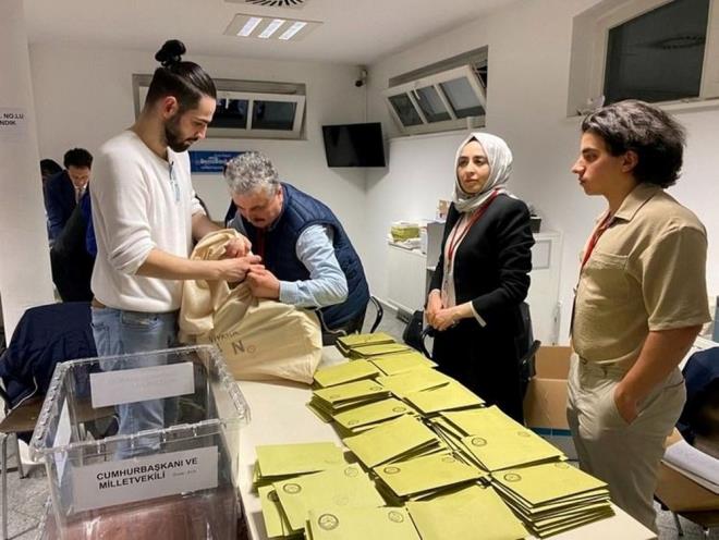 2023 SANDIK GREVLS CRET NE KADAR?    Sandk grevlerilerin, 2023 seimlerinde ne kadar cret alaca, seimin ilk turunda grev aldktan sonra ikinci turda da grev alan kamu alanlar tarafndan sorgulanyor.    2019 ylnda yerel ynetimlerin belirlendii seimde sandk grevlisi olarak grev yapan bakan ve yelere 261 TL, siyasi parti temsilcilerine ise 130 TL deme yapld. 2023 yl iin sandk grevlisi cretleri henz belli olmad.    Ancak genel hesaplama ynteminin 2000 x memur maa katsays olmas dolaysyla 0,433684 x 2000 = 867 TL civarnda belirlenmesi bekleniyor.