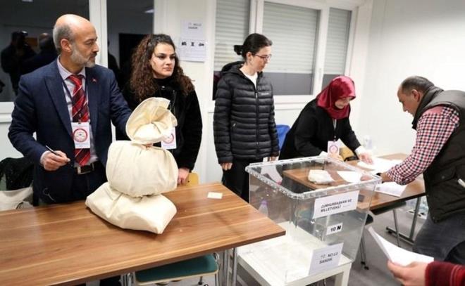 SANDIK GREVLS CRET NE ZAMAN YATACAK?    14 Mays 2023 Cumhurbakanl ve Milletvekili Genel Seimi ve 28 Mays 2023 Cumhurbakanl seim 2. turu sonrasnda sandk grevlisi cretleri henz hesaplara yatrlmad.    Sandk grevlisi cretlerinin, 28 Mays 2023 tarihinde gerekletirilen Cumhurbakanl seimi 2. turunun ardndan hesaplara yatrlaca tahmin ediliyor.