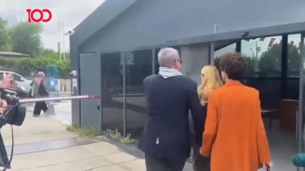 "30 yla yakn zamandr sevdiim adamn; deil ?psikolojik iddet? , her daim yanmda olan ve beni destekleyen kiilii bu trden dedikodulara malzeme olmay asla haketmez. Zamanla her ilikinin yaad/yaayabilecei bir yorgunluktan geiyor olmak; asla birbirimize olan sevgimizi, saygmz ve ailemizin durduu yeri deitirmez."