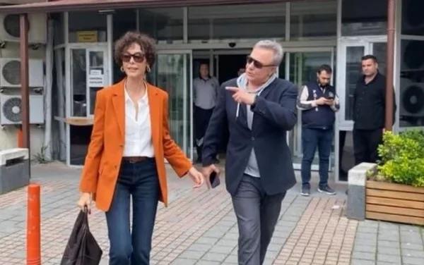 Duruma sonrasnda psikolojik iddet iddialarnn sorulmas zerine Mehmet Aslantu 'Ak olsun' eklinde cevap verdi.      Adliyeye el ele gelen ikilinin boanma sonras da el ele yryerek ayn araca binmeleri dikkat ekti.