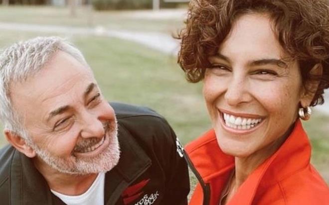 27 evliliklerinde boanma karar almalar ok konuulan Mehmet Aslantu ve Arzum Onan ifti boand. Tek celsede evliliklerini noktalayan Mehmet Aslantu ve Arzum Onan adliyeye el ele geldi. kili duruma sonras da el ele grntlendi...