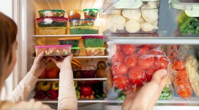 Mutfaklarn olmazsa olmaz ara gereleri arasnda yer alan buzdolab byk bir kullanm rahatl salyor.  Yiyeceklerin bozulmasn engelleyen buzdolaplar gece gndz demeden hi kapatmadan kullanlyor. Son zamanlarda elektrik faturasnn ikiye katlanmasyla birlikte buzdolab kullanrken yaplan hatalar gzler nne serdi. Peki, buzdolab kullanrken elektrikten nasl tasarruf edilir? te cevaplar: