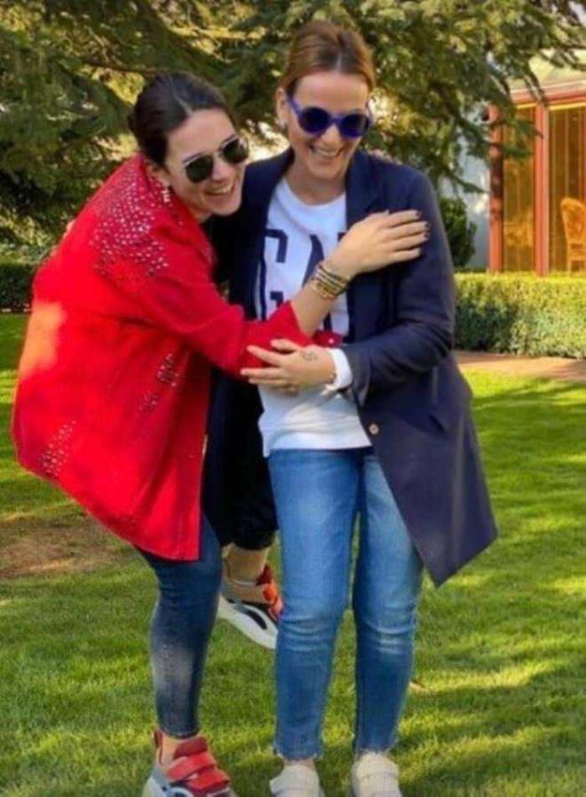 Sosyal medyadan birbirlerini takibe alan ikili, Alian' ve sevenlerini de mutlu etti.    Geen gnlerde evliliklerinde 5 yl deviren Alian ile Buse Varol, sosyal medya hesaplarndan pe pee paylamlar yapmt.