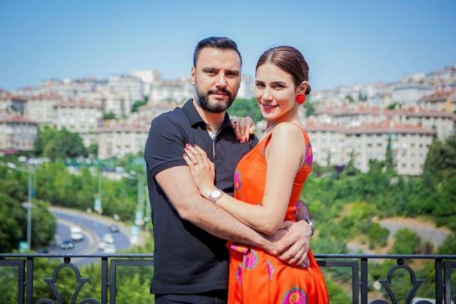 Be yl nce gsterili bir tren ile nikah masasna oturan nl ift Alian ile Buse Varol, Burak ve Eliz adn verdikleri iki ocuklar ile evliliklerini talandrmt.  <br>  Magazin dnyasnn gzde isimleri arasnda yer alan ikili, getiimiz aylarda boanma aamasna gelmilerdi.