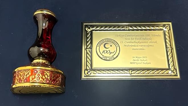 CUMHURBAKANI MHR HEDYES<br>    MHP lideri Baheli 16 Mays'taki grmede Cumhurbakan Erdoan'a stnde "Trkiye Cumhuriyeti'nin yznc ylnda yeni bir fetih ylnda 13. Cumhurbakanmz olarak mhrnz vuracanz inancmla." yazl bir plaket ve mhr hediye etti.