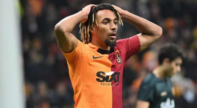 En ok sar kart gren oyuncu: Sacha Boey (8 kez)