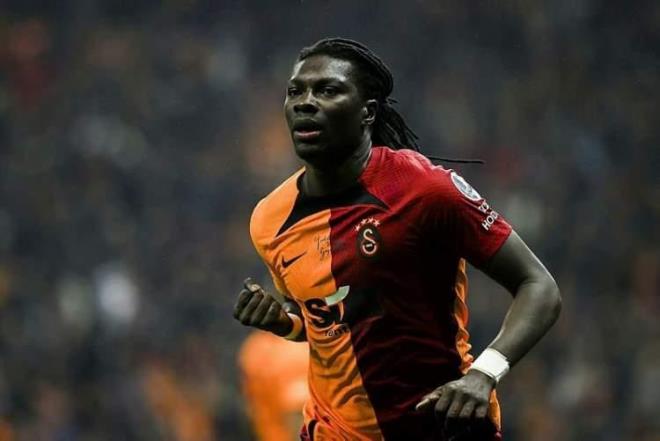 Forma giyen en yal isim:  Bafetimbi Gomis (37 ya ? 22 ma)