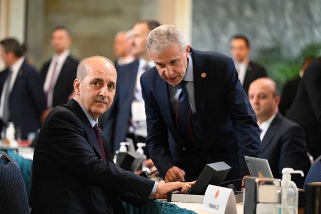 AK Parti Genel Bakanvekili ve stanbul Milletvekili Numan Kurtulmu, Meclis'e gelerek kaydn yaptrd.