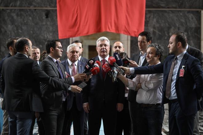 Meclise gelen AK Parti Grup Bakanvekili ve ankr Milletvekili Muhammet Emin Akbaolu, kayt yaptrd.