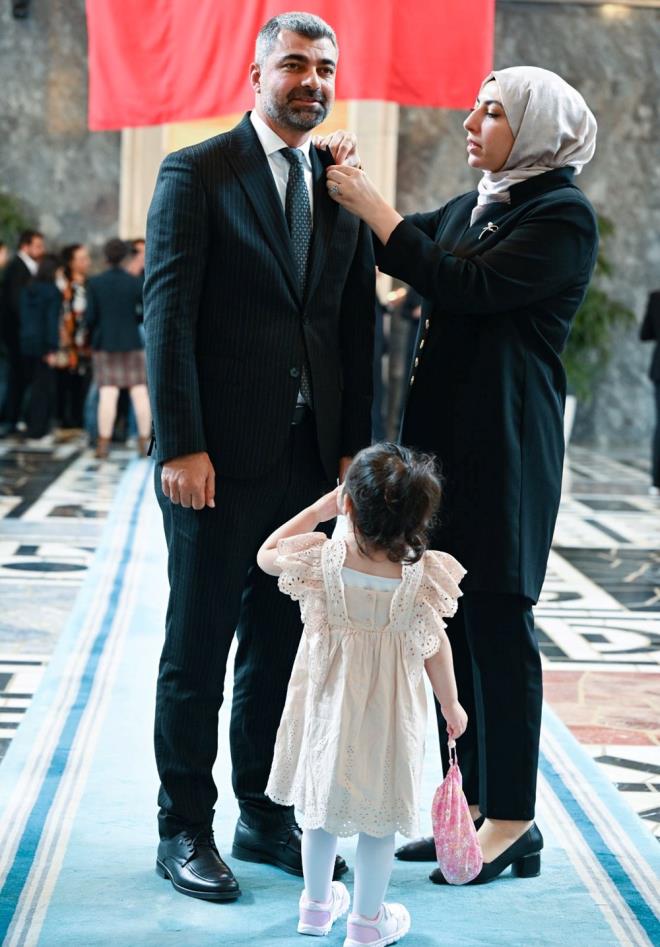 Meclise gelen AK Parti Konya Milletvekili Mustafa Hakan zer, kayt yaptrd.