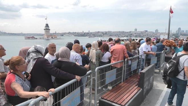 cretsiz ziyaretlerin son gnnde, kuleye ulamn saland skdar'da bulunan Kz Kulesi bilet sat giesi nnde metrelerce kuyruk olutu.