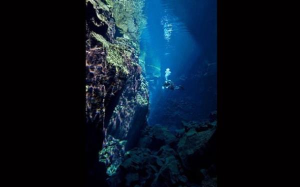 60 metre dibe inen foto�raf�� Kuzey Amerika ve Avrasya k�ta plakalar�n�n ayr�lmas�n� g�r�nt�ledi.