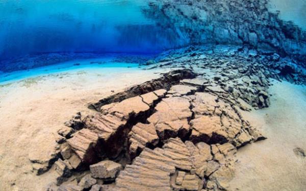 60 metre dibe inen foto�raf�� Kuzey Amerika ve Avrasya k�ta plakalar�n�n ayr�lmas�n� g�r�nt�ledi.