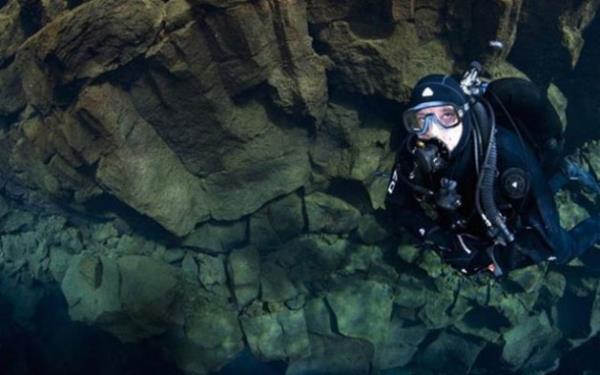 60 metre dibe inen foto�raf�� Kuzey Amerika ve Avrasya k�ta plakalar�n�n ayr�lmas�n� g�r�nt�ledi.