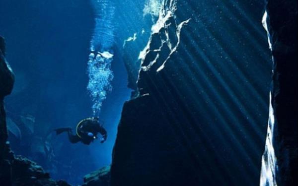 60 metre dibe inen foto�raf�� Kuzey Amerika ve Avrasya k�ta plakalar�n�n ayr�lmas�n� g�r�nt�ledi.