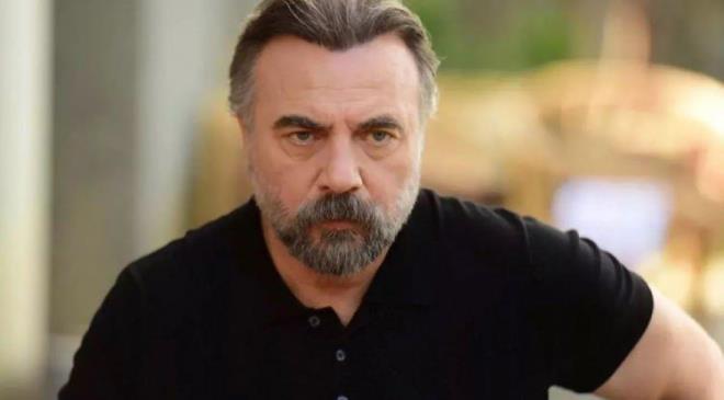 nl oyuncu Oktay Kaynarca'nn kardei Turgay Kaynarca ile olan benzerlii sosyal medyaya damga vurdu. kiliyi yan yana grenler "Hangisi Oktay?", "Bu kadar benzerlie pes" eklinde yorumlar yapt. te Oktay Kaynarca'ya tpatp benzeyen kardei...