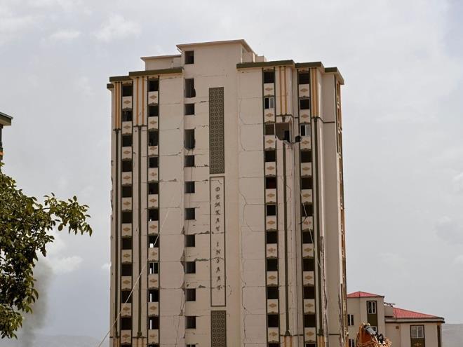 Kahramanmara'ta 6 ubat'ta meydana gelen depremlerin ardndan evre, ehircilik ve klim Deiiklii Bakanl tarafndan yrtlen hasar tespit almalarnda ar hasarl olduu tespit edilen binalarn ykm devam ediyor.