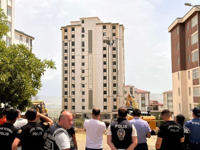 Merkez Onikiubat ilesi Abdulhamidhan Mahallesi Katip elebi Caddesi'ndeki 12 katl binann da ykm iin ekipler alma balatt.