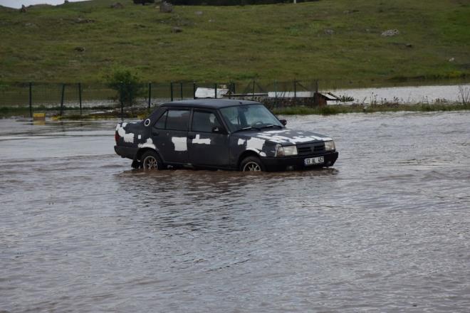 Buradan sadece ar tonajl ve yksek aralarn geiine izin verilirken, Afyonkarahisar-Uak ve Afyonkarahisar-Antalya kara yolunda uzun ara kuyruklar olutu.