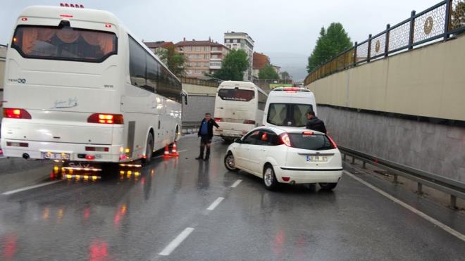 Su birikintilerinden gemeye alan baz aralar, arzalanarak yolda kald.