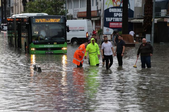 Baz caddelerde trafik ak aksad, uzun ara kuyruklar olutu.