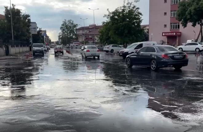 Kayseri kent merkezinde akama doru saanak etkisini gsterdi.    Saanak nedeniyle baz noktalarda su birikintileri olutu, srcler trafikte ilerlemekte glk ekti.  Yaa hazrlksz yakalanan yayalar zor anlar yaad.    Saanak, aralklarla devam ediyor.