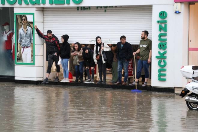 AFYONKARAHSAR    Afyonkarahisar'da saanak nedeniyle Afyonkarahisar-Uak kara yolu Boyal Kava alt geidini su bast.