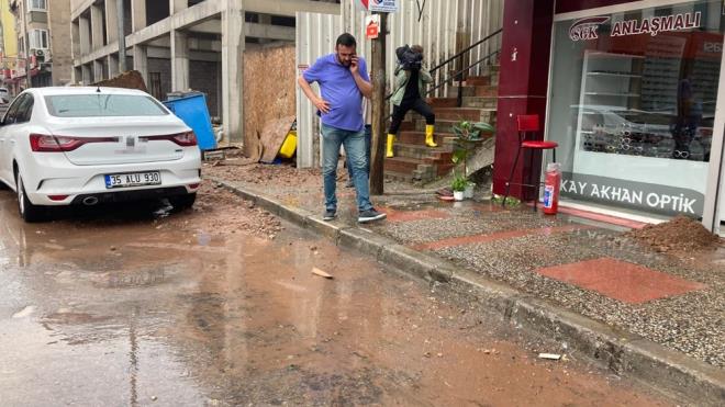 zmir'in ili ilesinde le saatlerinden itibaren etkili olan saanak yata Anadolu Caddesi ile bal sokaklarda yer yer oluan su birikintileri nedeniyle ulam glkle saland. Zemin katlardaki konut ve i yerlerinde su basknlar yaand.    zmir tfaiyesi ve ZSU ekipleri, su basknndan etkilenen yerlere mdahale etti.