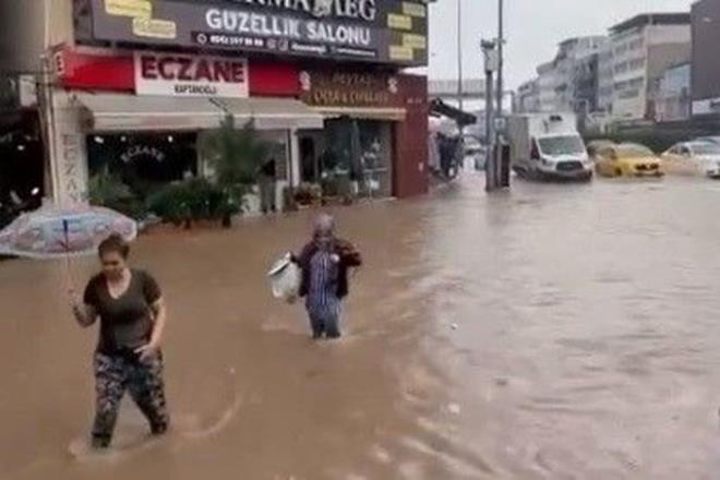 zmir'in ili ilesinde le saatlerinden itibaren etkili olan saanak yata Anadolu Caddesi ile bal sokaklarda yer yer oluan su birikintileri nedeniyle ulam glkle saland. Zemin katlardaki konut ve i yerlerinde su basknlar yaand.