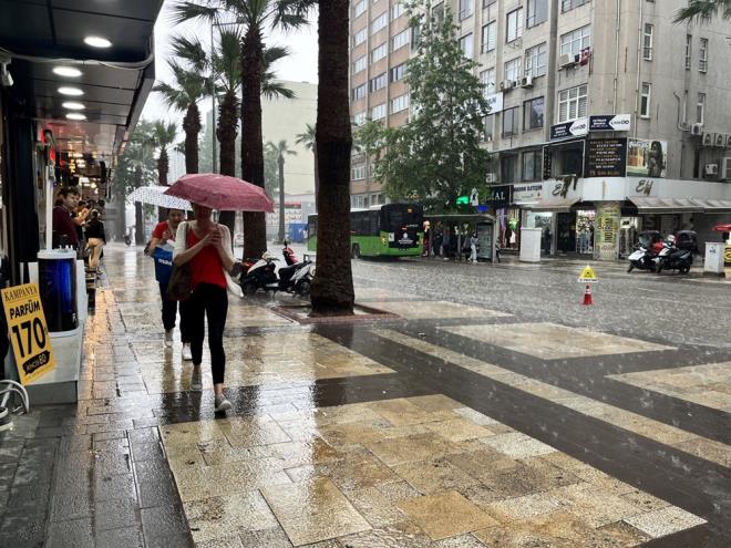 Denizli Bykehir Belediyesi ekipleri, birikintilerin olutuu noktalarda suyu tahliye etti.