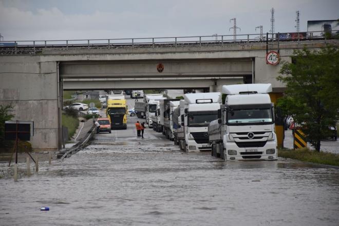Ekipler, i makineleriyle alt geitteki suyu tahliye ediyor.