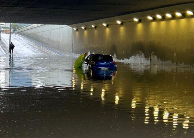ANKARA    Yurdun baz blgelerinde etkili olan saanak ya hayat olumsuz etkiledi.    Ankara'nn Yenimahalle ilesinde saanan ardndan yolda kmeler meydana geldi.    leden sonra etkili olan ya, Yenimahalle'de hayat olumsuz etkilerken, ehit Cem Ersever Caddesi'ndeki yolda kmeler meydana geldi.    evredeki vatandalarn haber vermesi zerine olay yerine polis ve Ankara Bykehir Belediye ekipleri geldi. kmenin meydana geldii yolda trafik kontroll saland, belediye ekipleri de almalara balad.    Ankara Valilii, kent genelinde yarndan itibaren etkili olmas beklenen saanak nedeniyle ani sel ve su basknlarna kar uyard.    Valiliin Twitter hesabndan yaplan aklamada, "Meteoroloji Genel Mdrl Analiz ve Tahmin Merkezinden alnan son verilere gre; yarn (perembe) grlecek gk grltl saanak yalarn, ilimiz ve evrelerinde yerel kuvvetli olmas beklendiinden ani sel, su baskn, yldrm, yerel dolu ya ve ya annda kuvvetli rzgar gibi olumsuzluklara kar dikkatli ve tedbirli olunmas gerekmektedir" denildi.