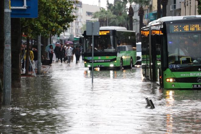 DENZL    Denizli'de saanak nedeniyle yollarda su birikintileri olutu, baz ev ve i yerlerinin bodrumlarn su bast.
