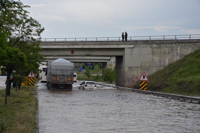 Emniyet, jandarma, AFAD ve belediye ekipleri, suda mahsur kalan iki arata bulunanlar tahliye etti.