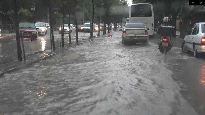 Ktahya Belediyesi ekipleri ise su birikintisi olan blgelerde almalarn srdryor.    Gediz ve aphane ilelerinde etkili olan saanak nedeniyle oluan sel, tarm alanlarnda zarara neden oldu.
